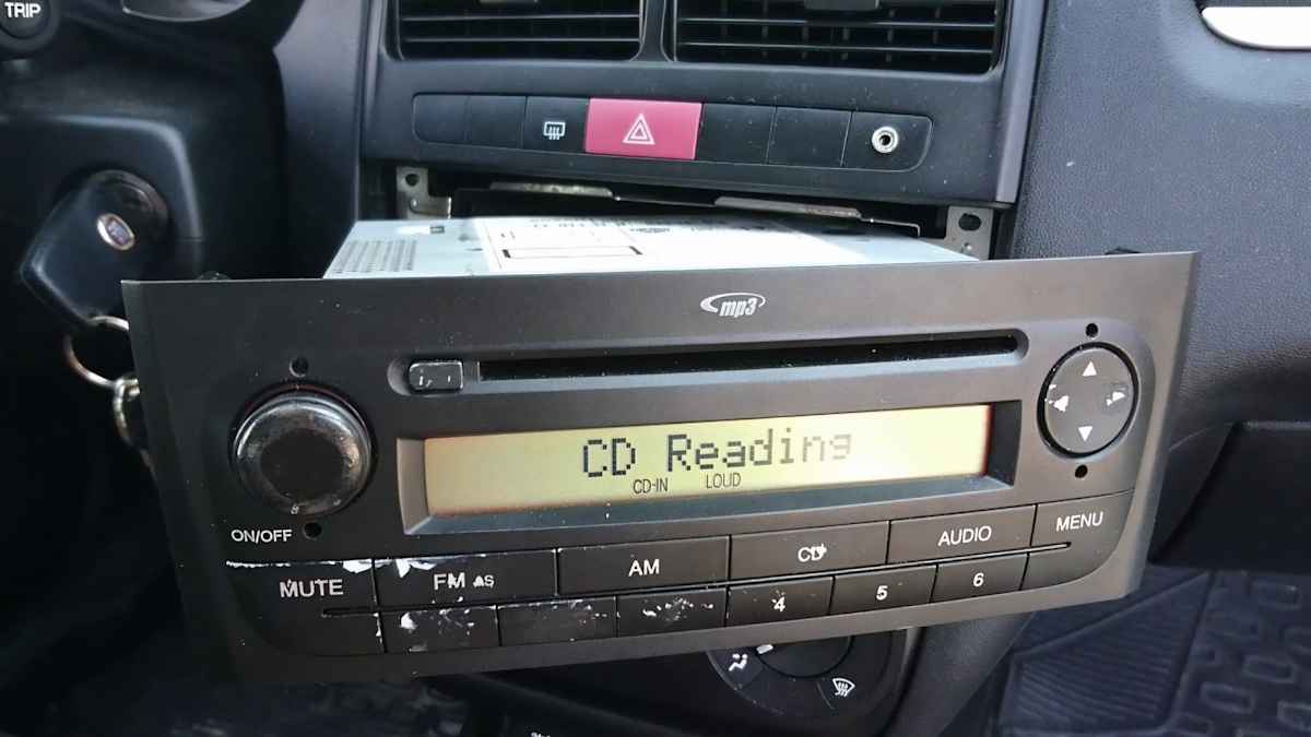 Oto Teyp Nasıl Sökülür 5