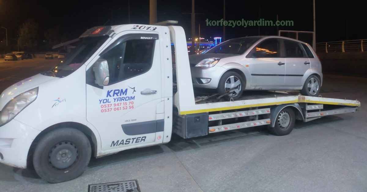 Körfez Koçtaş Önünde Çalışmayan Ford Fiesta