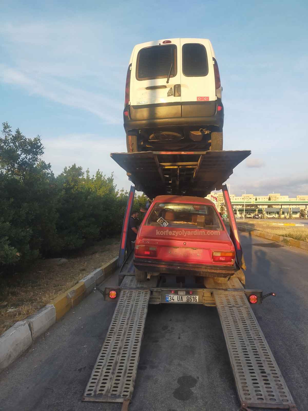 İki Hurda Aracın Üst Üste Çekilmesi