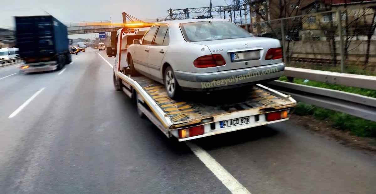 İzmit 42 Evler'de Arızalanan Mercedes-Benz E 200