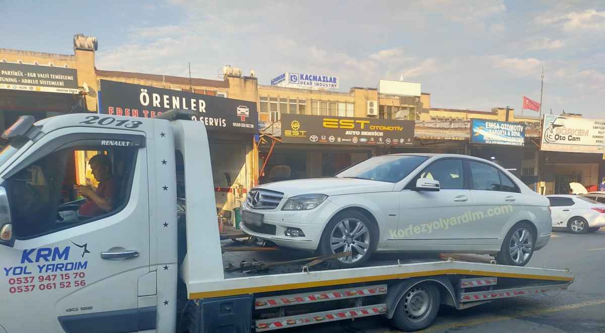 Mercedes-Benz E 200'ün Çekiciye Yüklenmesi