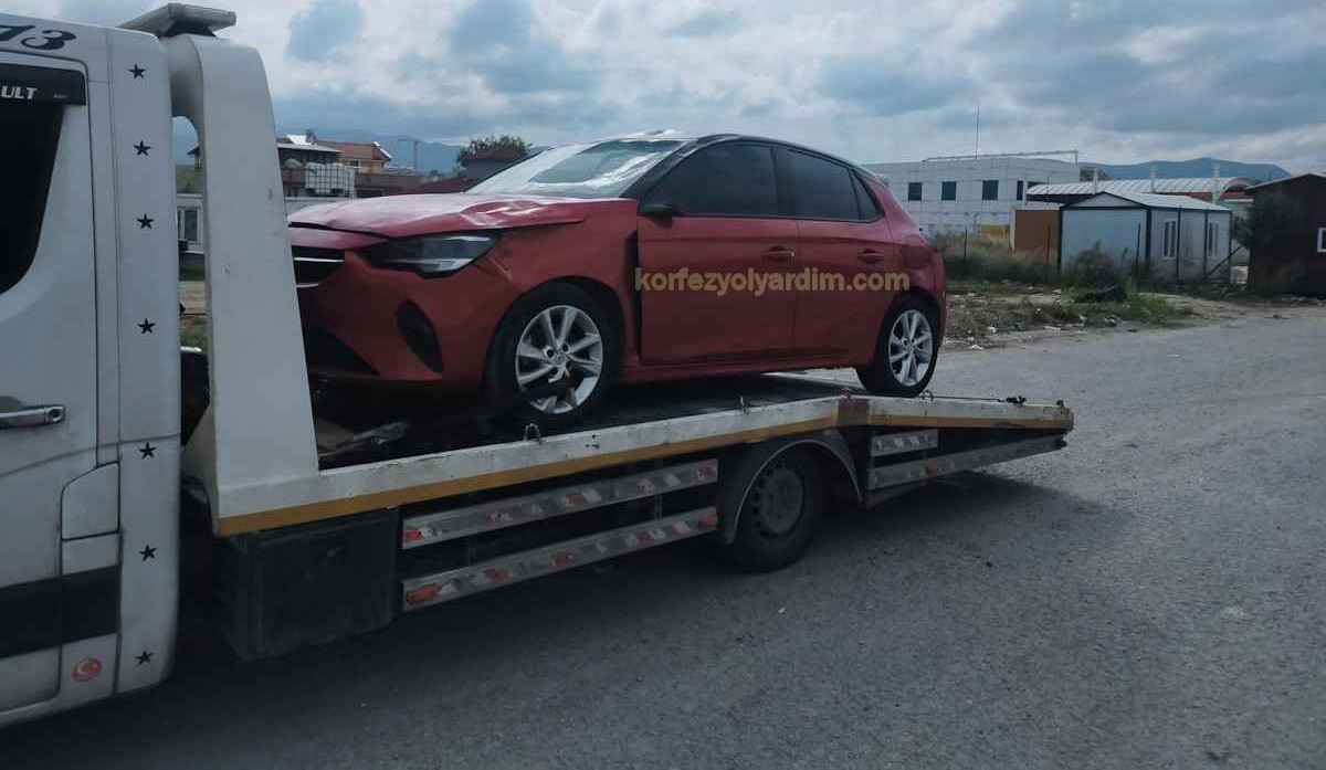 Otobanda Kaza Yapmış Opel Corsa
