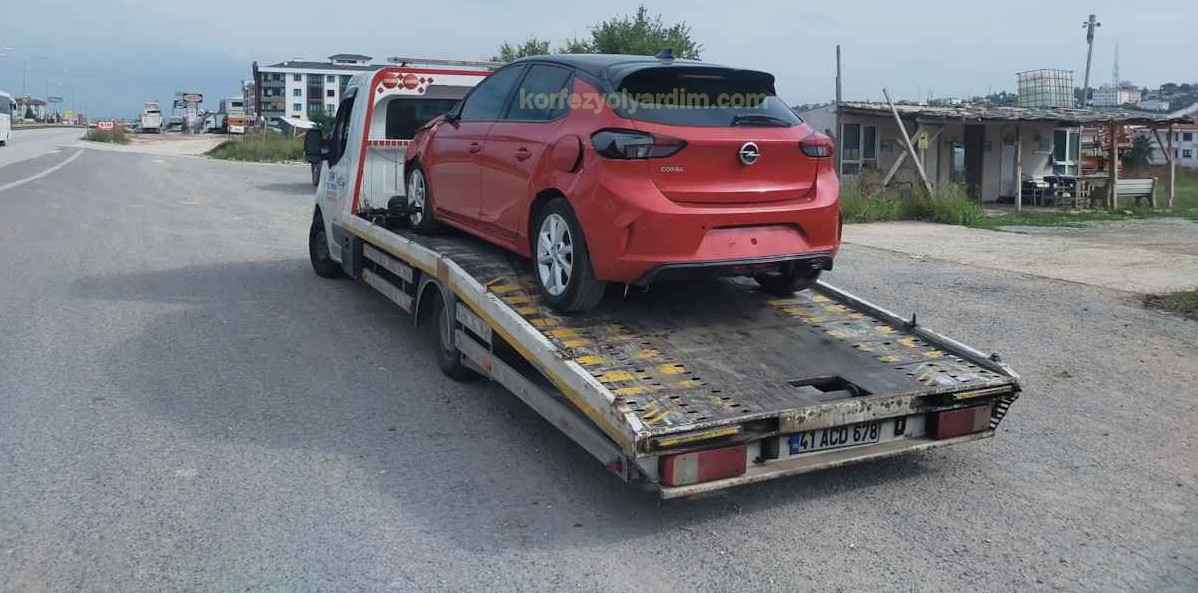 Hasarlı Opel Corsa'nın Çekiciye Yüklenmesi