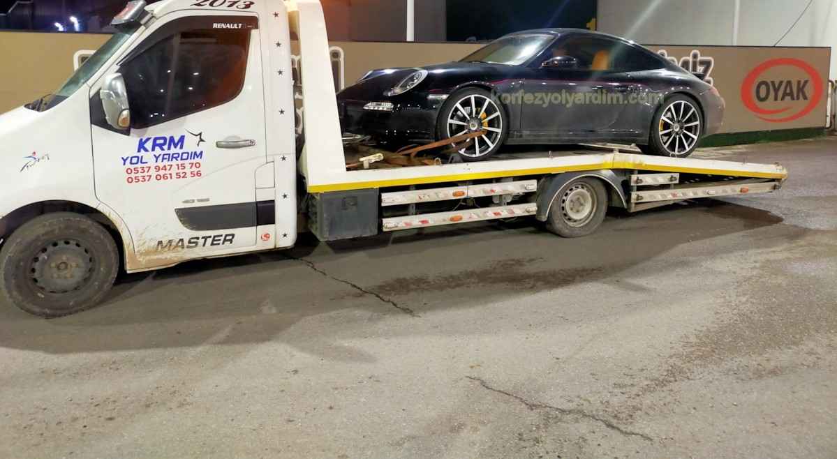 Otobanda Yakıtı Biten Porsche 911 Carrera 4S
