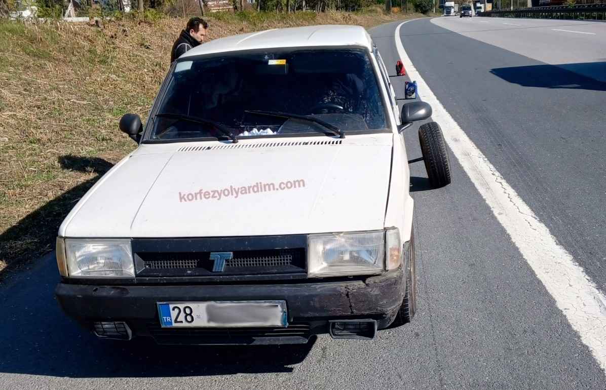 Otobanda Lastiği Çıkmış Tofaş Kartal